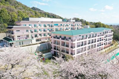 桜に囲まれた建物の外観