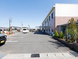 駐車場が広い施設外観