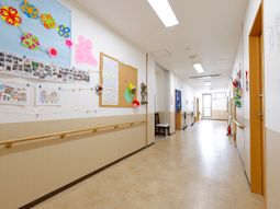 廊下に飾り付けと掲示物