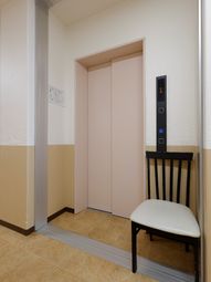 エレベーター前の椅子と壁