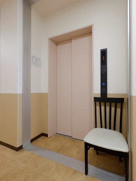 エレベーター前の椅子と壁