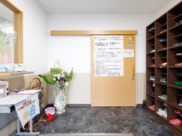 玄関の靴棚と掲示板
