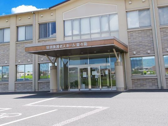 建物正面の出入口  