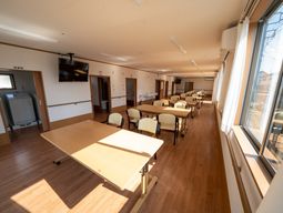 明るい食堂の空間