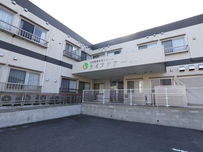 明るい外観の建物