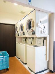 清潔な洗濯機並ぶ空間
