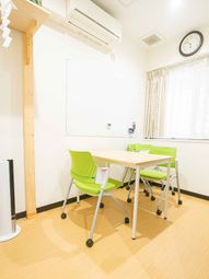 明るい会議室の一角