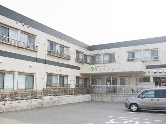 広々とした建物の外観