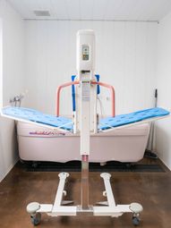 浴室用リフトと浴槽