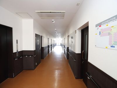 広々とした明るい廊下