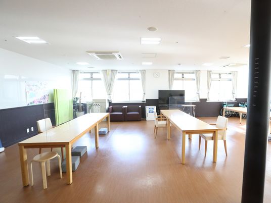 明るい共用ラウンジの光景