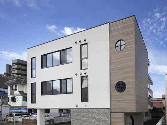 モダンな建物外観  