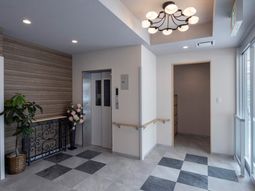 エレベーター前の明るい空間