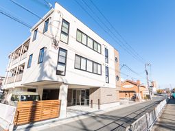 明るい三階建ての建物