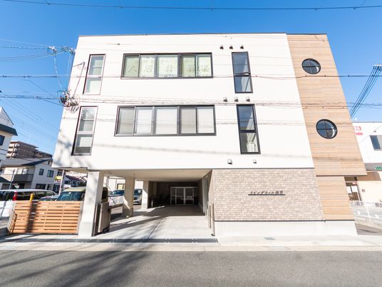 明るい建物の外観