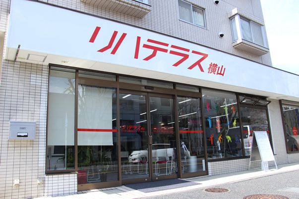 入口と看板の風景