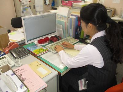 スタッフがデスクで作業中