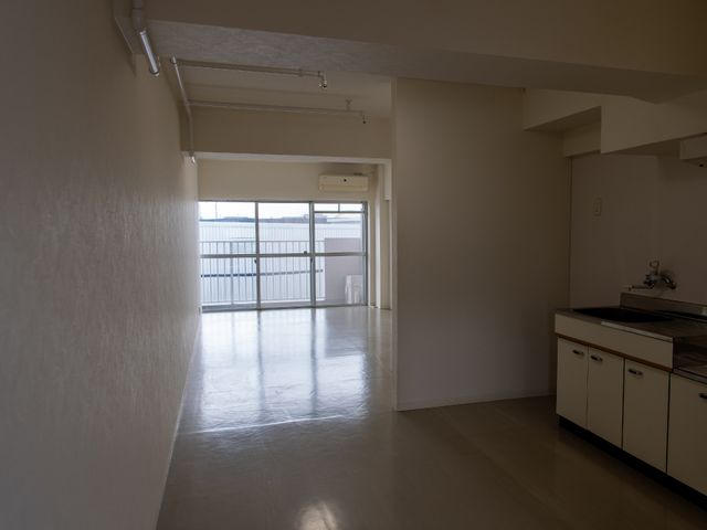 明るい空間の居室 居室 広々とした居室は清潔感があり、採光も十分です。キッチンスペースも完備しており、自炊を楽しむことができます。