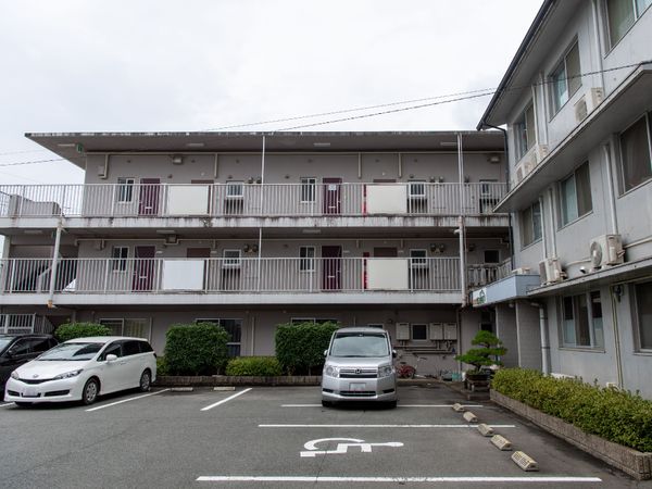 多階層の建物の外観