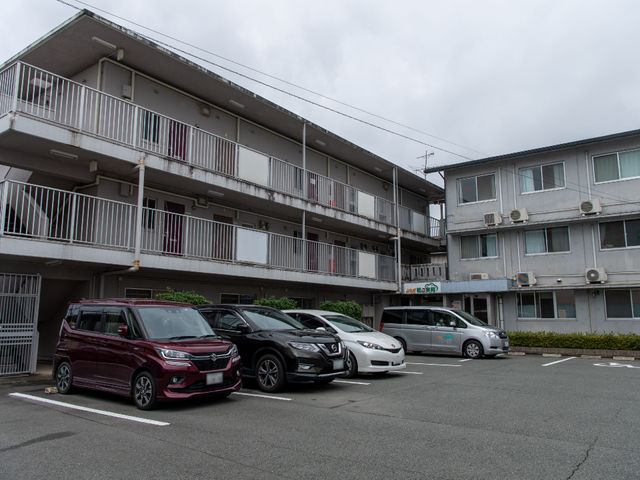 多階層建物の外観 外観 建物は複数の階層を持ち、各部屋にはバルコニーがありますので、開放感を感じられる構造になっています。駐車場も完備されており、通勤にも便利です。