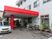 赤い屋根の施設エントランス