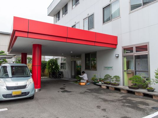 赤い屋根の施設エントランス