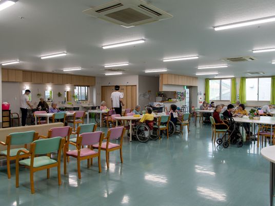 広々とした明るい食堂