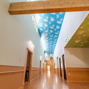 青空模様の廊下