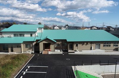 緑の屋根の建物