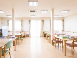 明るい食堂の様子