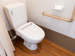 手すり付きのトイレ