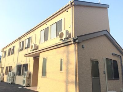 明るい施設の外観