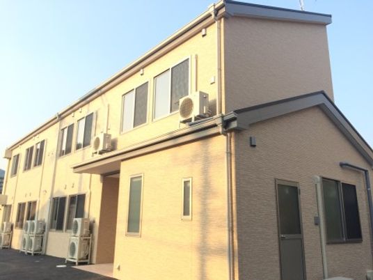 明るい施設の外観