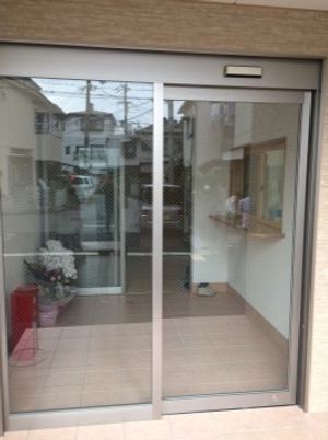 ガラスのエントランスドア