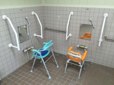 手すり付きの浴室設備