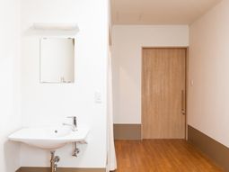 洗面所と木製ドアの居室