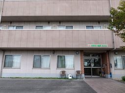 落ち着いた色合いの外観