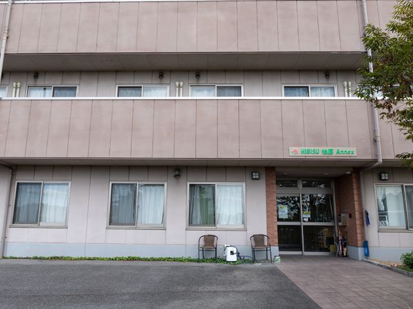 落ち着いた色合いの外観