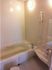 座ったままでも利用しやすい浴室は、浴槽の中にも手すりが付いており安心してご入浴できる。また個室なのでゆっくりとご利用できる。