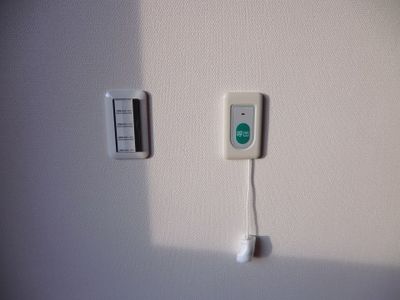 壁に取り付けた呼び出し機器
