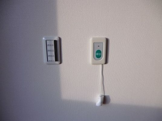 壁に取り付けた呼び出し機器