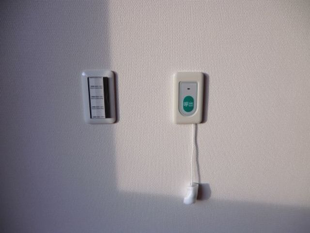 壁に取り付けた呼び出し機器