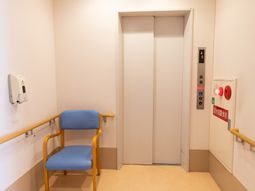 廊下にあるエレベーター前