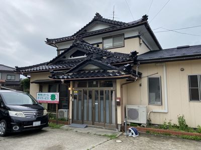 伝統的な屋根の建物のエントランス