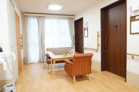 居室のソファとテーブル