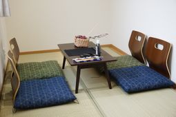 和室のテーブルと座布団