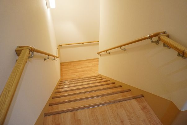 手すり付きの階段
