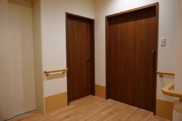 廊下の木製ドア二枚