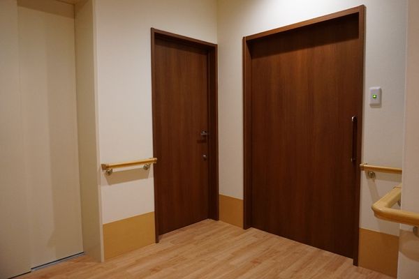 廊下の木製ドア二枚