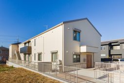 明るい外観の建物